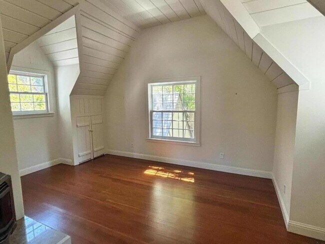 Building Photo - 1470 Fernwood Dr