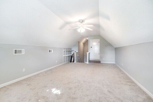 Building Photo - Spacious 3 Bed, 2 Bath Home with Large Bon...
