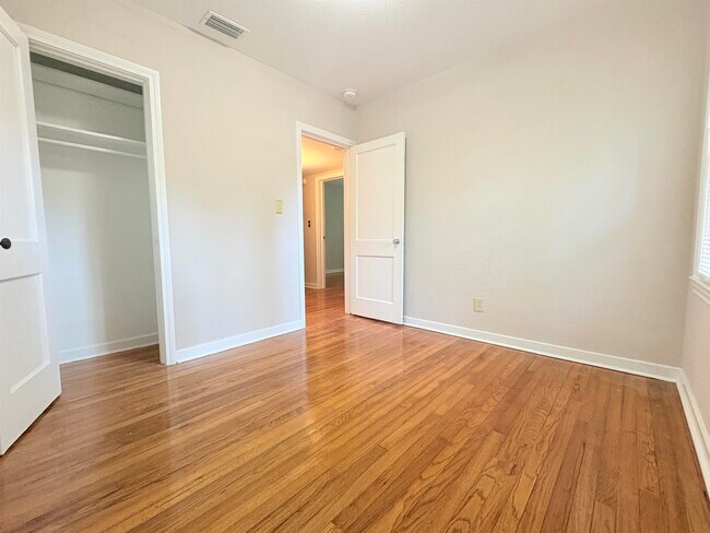 Building Photo - 606 Collins Dr
