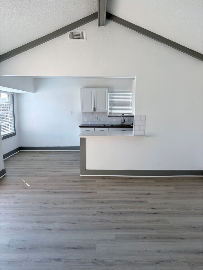 Building Photo - 9750 Guest St