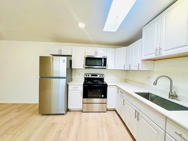 Building Photo - Modern Style Renovated 2 Bedroom with Wash...