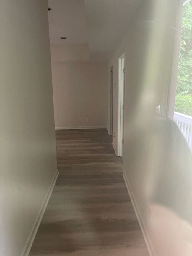 Building Photo - 253 Riverrun Dr