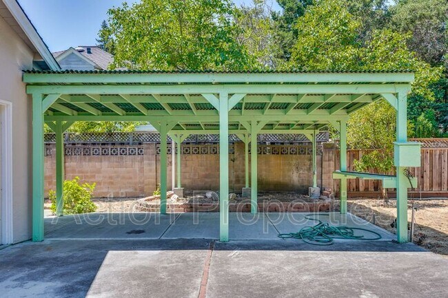 Building Photo - 67 Holbrook Ln