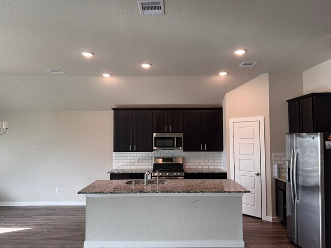 Building Photo - 5017 Evergreen Dr