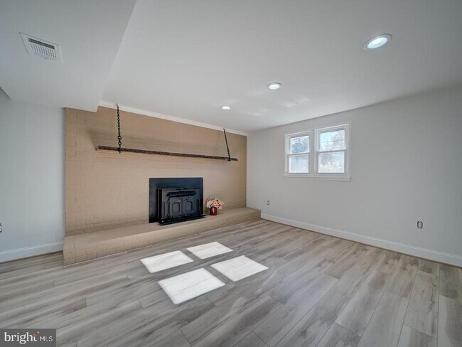 Building Photo - 2303 W Longview Dr