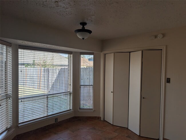 Building Photo - 2026 Sandy Knoll Dr