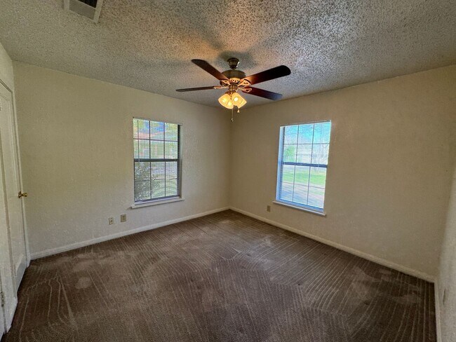 Building Photo - 708-708 Carrie Ave