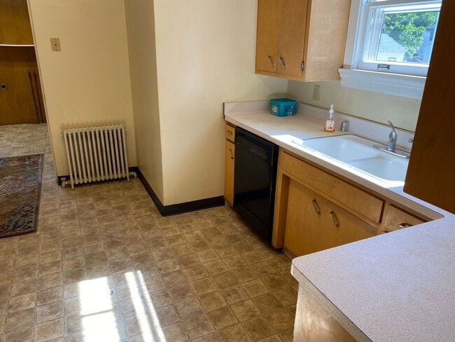 Building Photo - 4-Bedroom, 1.5-Bath Home Just A Few Blocks From Downtown