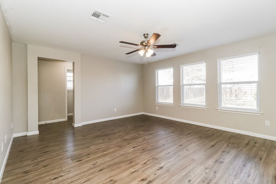 Building Photo - 208 Rinehardt St