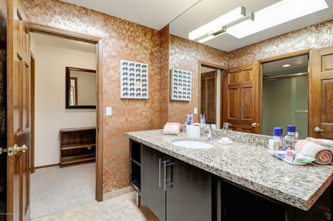 Building Photo - Beautiful 5 bed/4 bath + Den in Desirable Paradise Valley