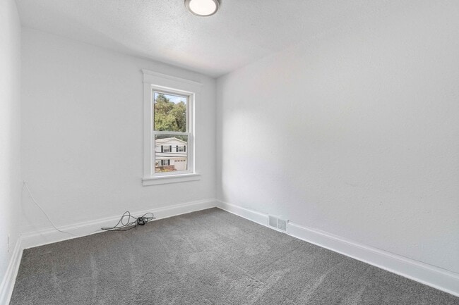 Building Photo - 4 Bed 1 Bath Single Family Home