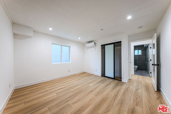 Building Photo - 1525 S Carmelina Ave