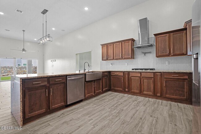 Building Photo - 13757 Villa Vista Ave