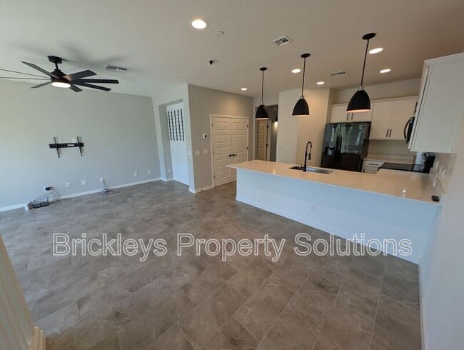 Building Photo - 4021 E Pony Ln
