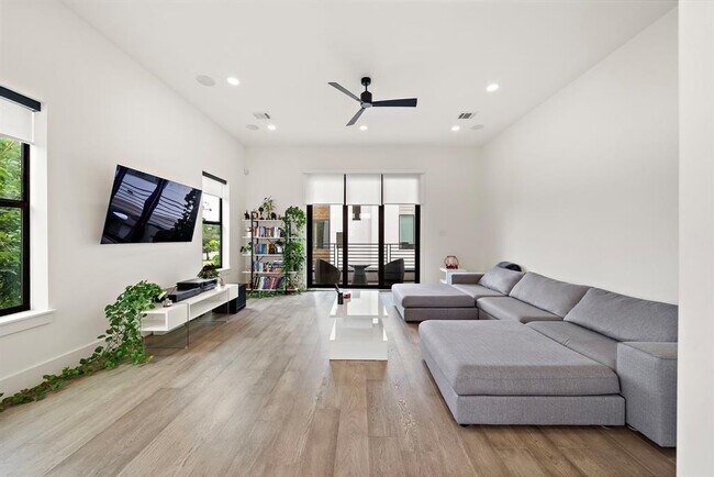 Building Photo - 1505 Truxillo St