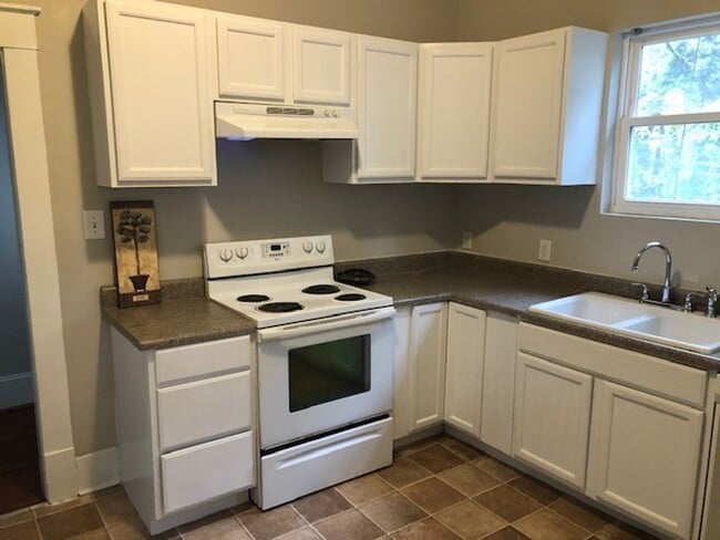 Building Photo - 544 Willson St