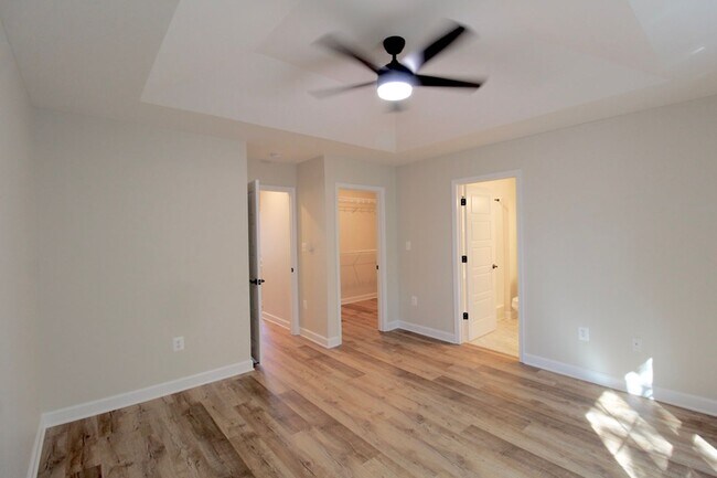 Building Photo - 3 level town home in popular Congers Creek...