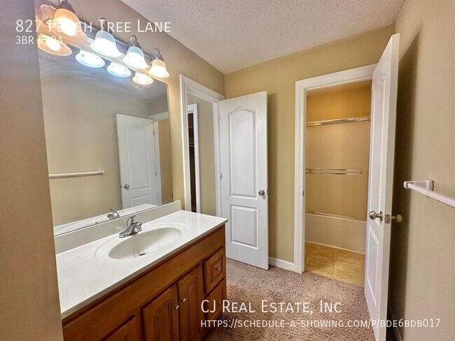 Building Photo - 827 SW Peach Tree Ln