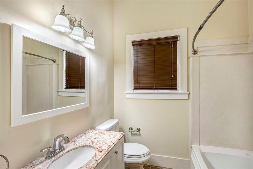 Building Photo - 306 Dennis St