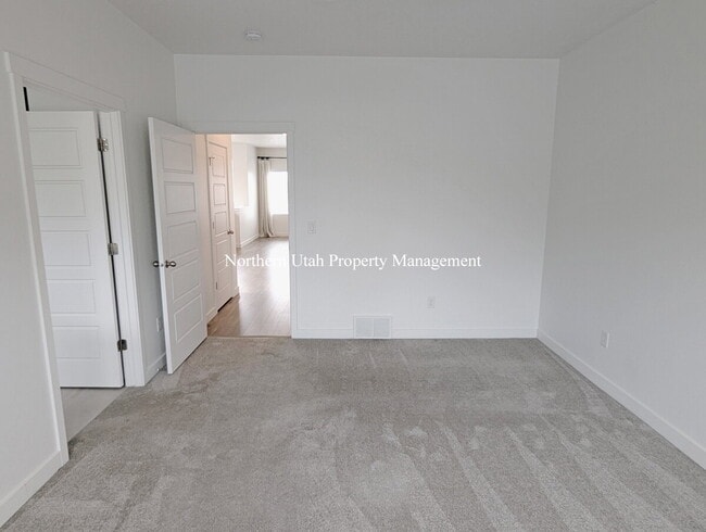 Building Photo - Newer 2 Bed 3 Bath Townhome