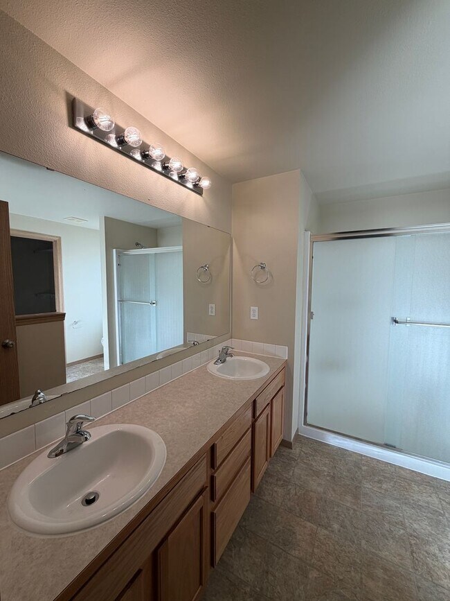 Building Photo - 843 Gina Ct SE