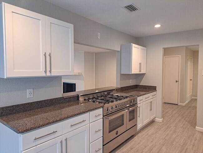Building Photo - Updated 4 Bedroom / 2 Bath / 2 Car Garage