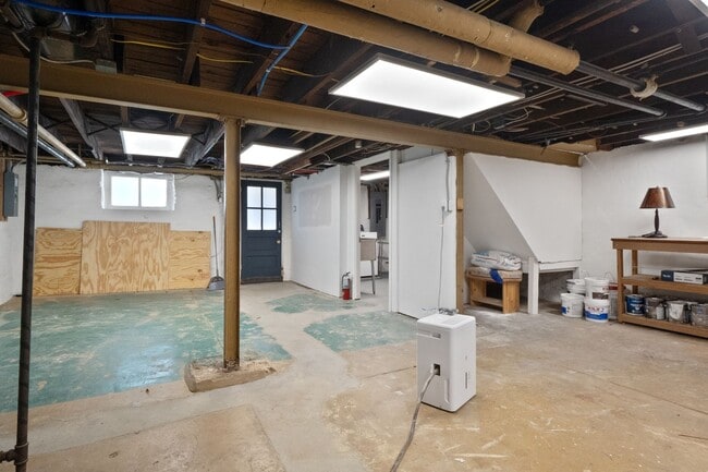 Building Photo - Hi-Pointe Adjacent House!