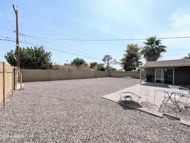 Building Photo - 2443 E Earll Dr