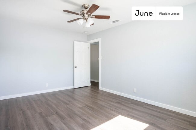 Building Photo - 10100 Oak Hollow Circle
