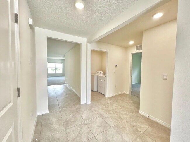 Building Photo - **AVAILABLE AUGUST 1** Charming 4-Bedroom ...