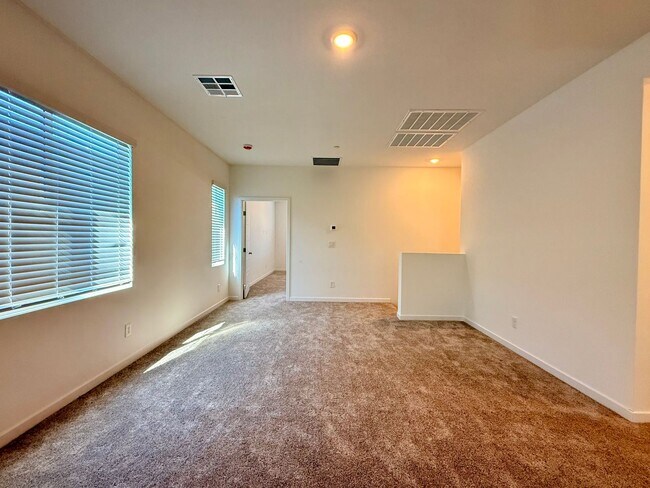 Building Photo - 4 BED 3.5 BATH 2 CAR GARAGE HOME w/ LOFT, ...