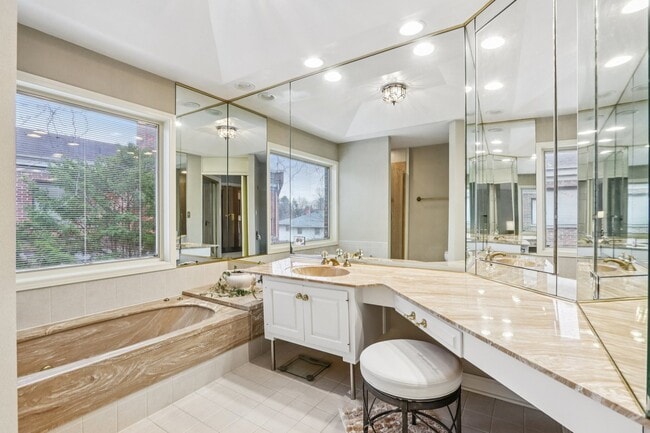 Building Photo - 19 Landmark St