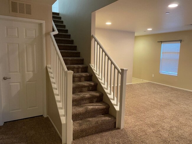 Building Photo - Beautiful 3 bedroom available
