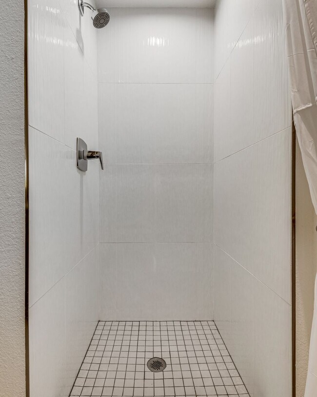 Building Photo - Luxury Summerlin Living in Gated Canyon Crest Community