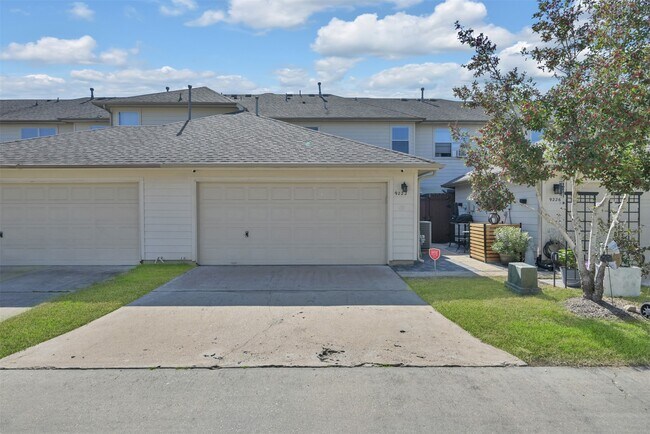 Building Photo - 9222 Sunlight Oak Ln