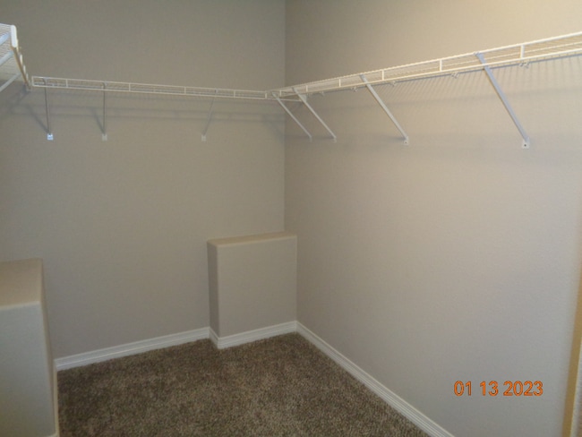 Building Photo - Main level living