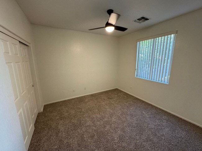 Building Photo - 1522 E Ebony Pl