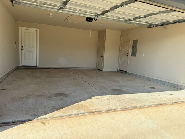 Building Photo - Beautiful 3 Bedroom Home in Azalea Farms i...