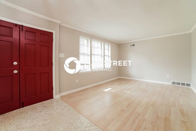 Building Photo - 3 Bedroom Pet-Friendly Home in MEMPHIS, TN with Main Street Renewal