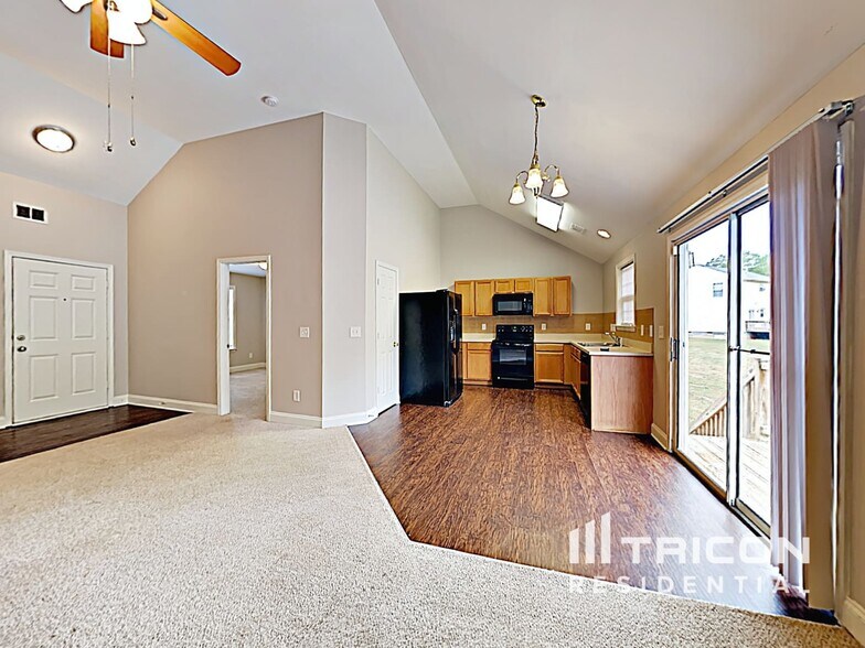 Building Photo - 2309 Saluda Dr