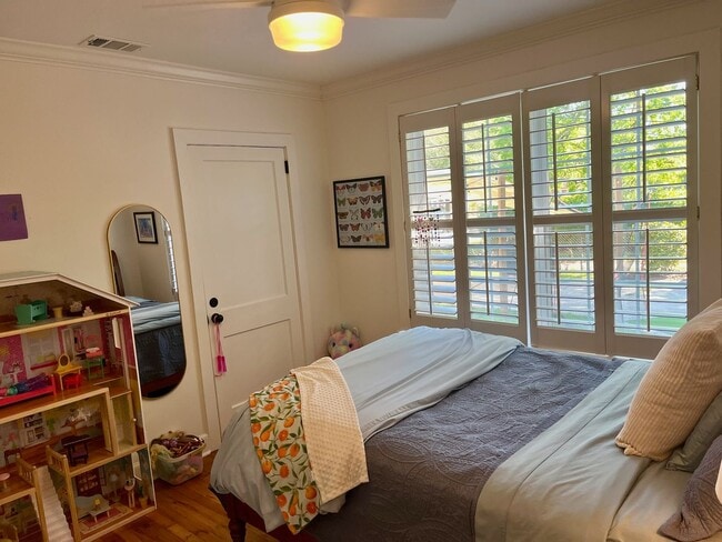 Building Photo - 3/2 Duplex Conveniently Situated in an Established Neighborhood!