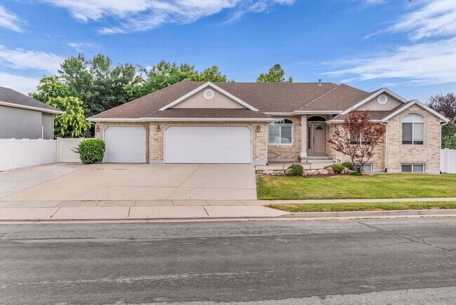 Building Photo - Spacious 7 Bed Kaysville Home with Two Kitchens