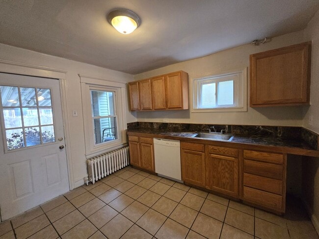 Building Photo - 808 E Morton St