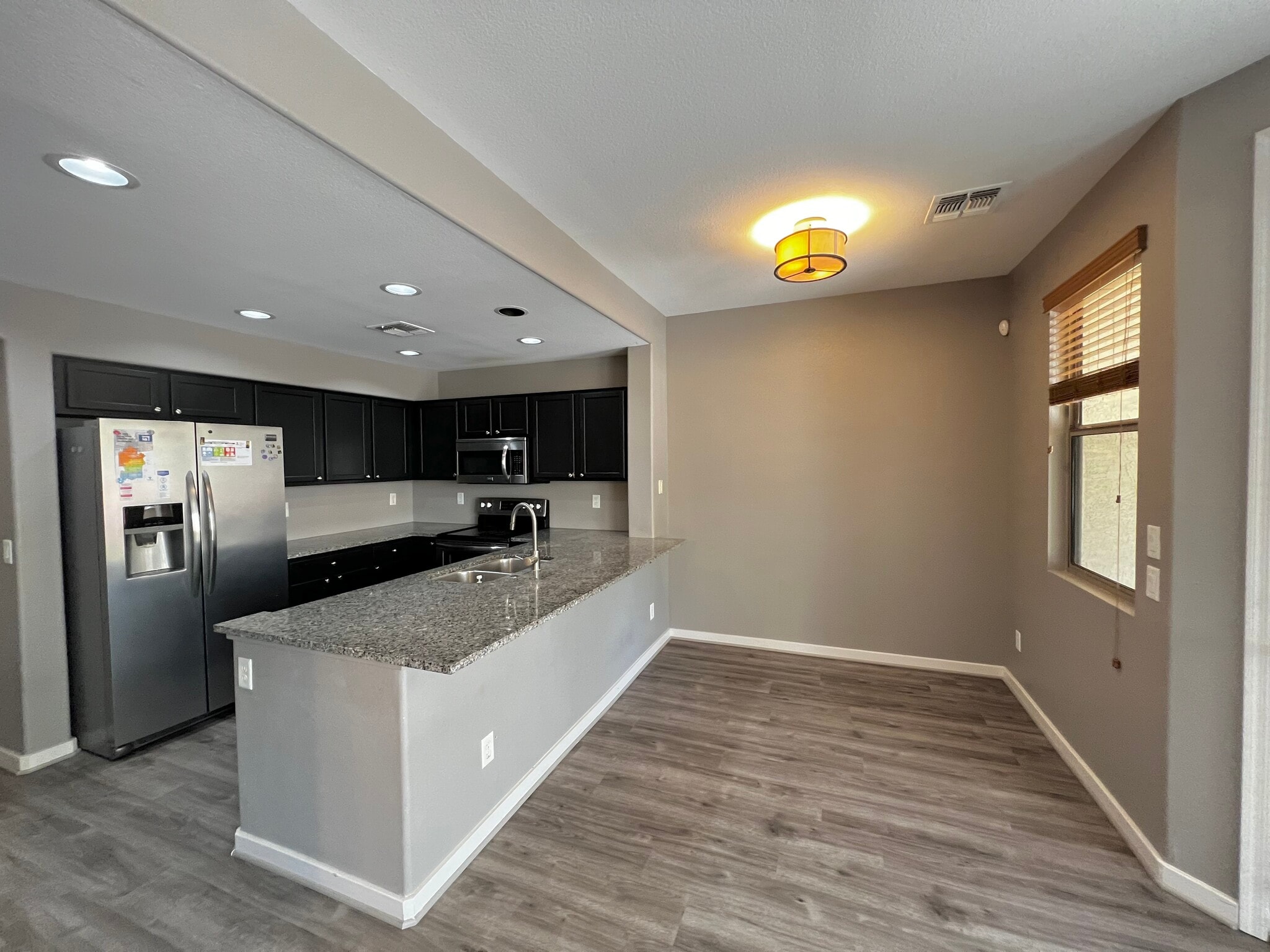 Building Photo - 1886 E Don Carlos Ave