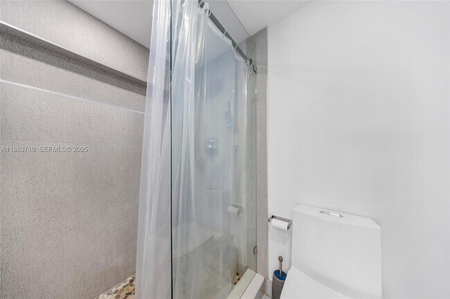 Building Photo - 2655 Collins Ave