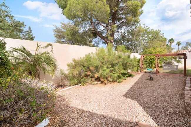 Building Photo - Elegant Single-Story Home in Desert Shores!