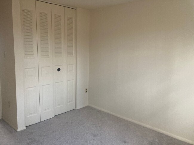 Building Photo - 9640 Greenmeadow Cir