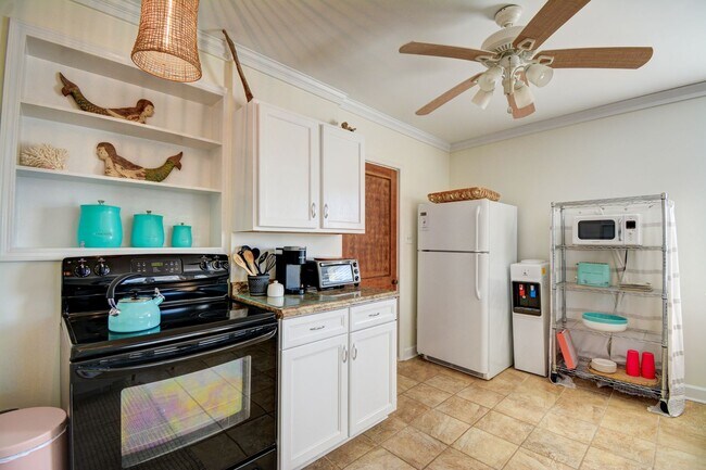 Building Photo - Off Season Coastal Cottage September 2026 through Mid February 2027- Fully Furnished- 3 Month Min...