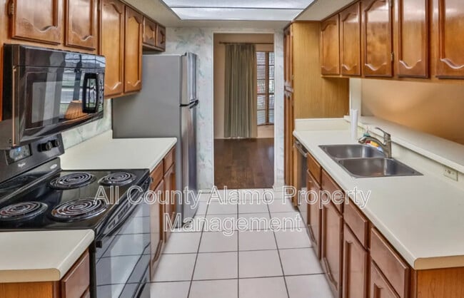 Building Photo - 7558 Ledgebrook Dr