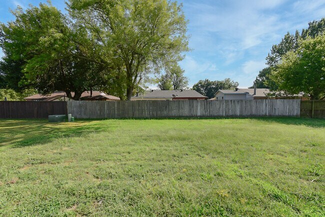 Building Photo - 1703 La Fontaine Ln